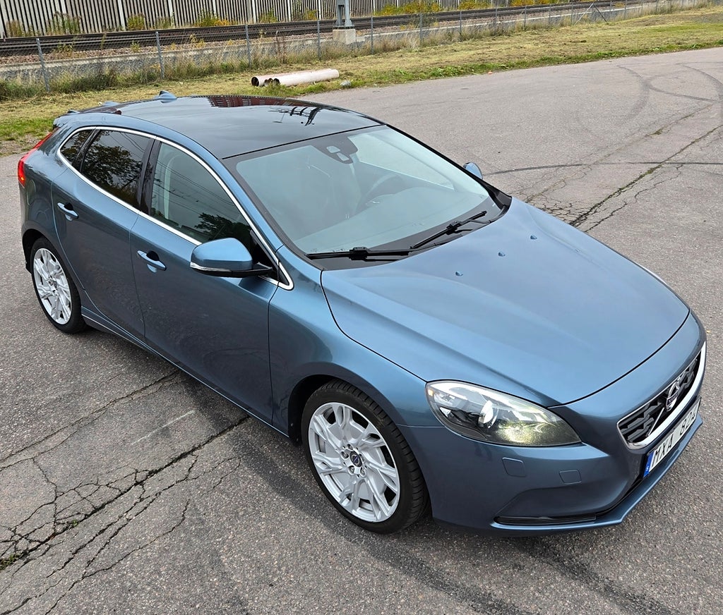 Volvo V40 D2 Momentum Full servat Panoramaglastak 