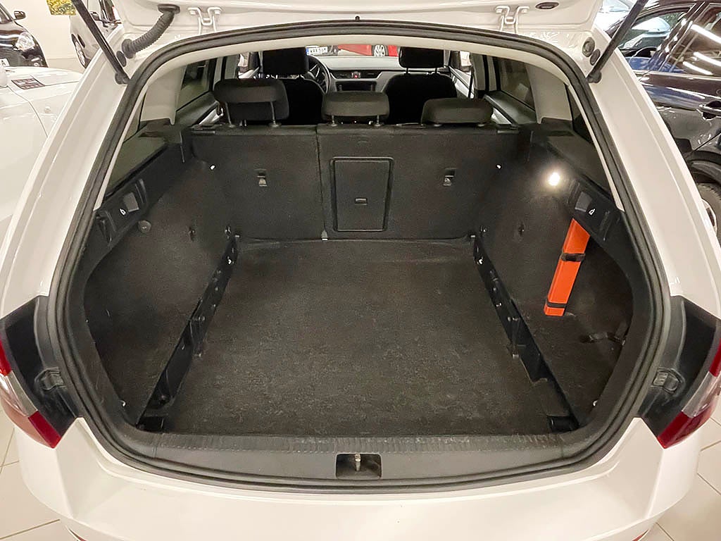 Skoda Octavia Kombi 1.6 TDI SCR DSG Sekventiell 115hk Ambient