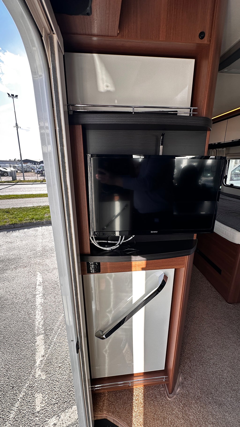 LMC Explorer i710 Premium AC bodel, Automat, Långbädd, Toa bak. thumbnail