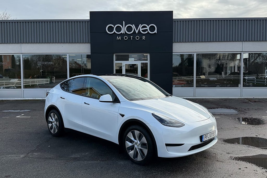 Tesla Model Y Standard Range RWD 299 hk Automat - Panorama, Drag, 19\"