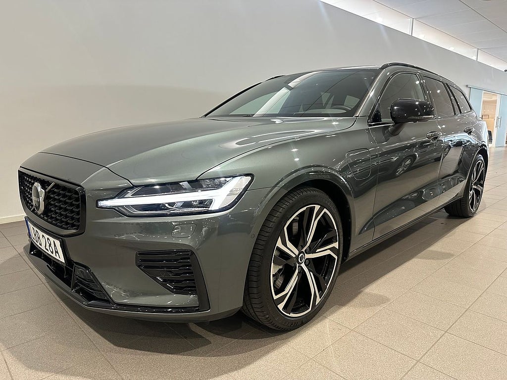 Volvo V60 T6 Plus Dark Nordic Edition/ HarmanKardon Premi...
