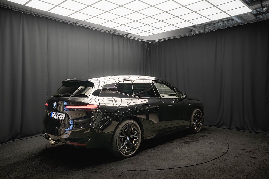 BMW iX M60 B&W PANO LUFT 22'' BAKAXELSTYRNING DRAG MAX MOMS