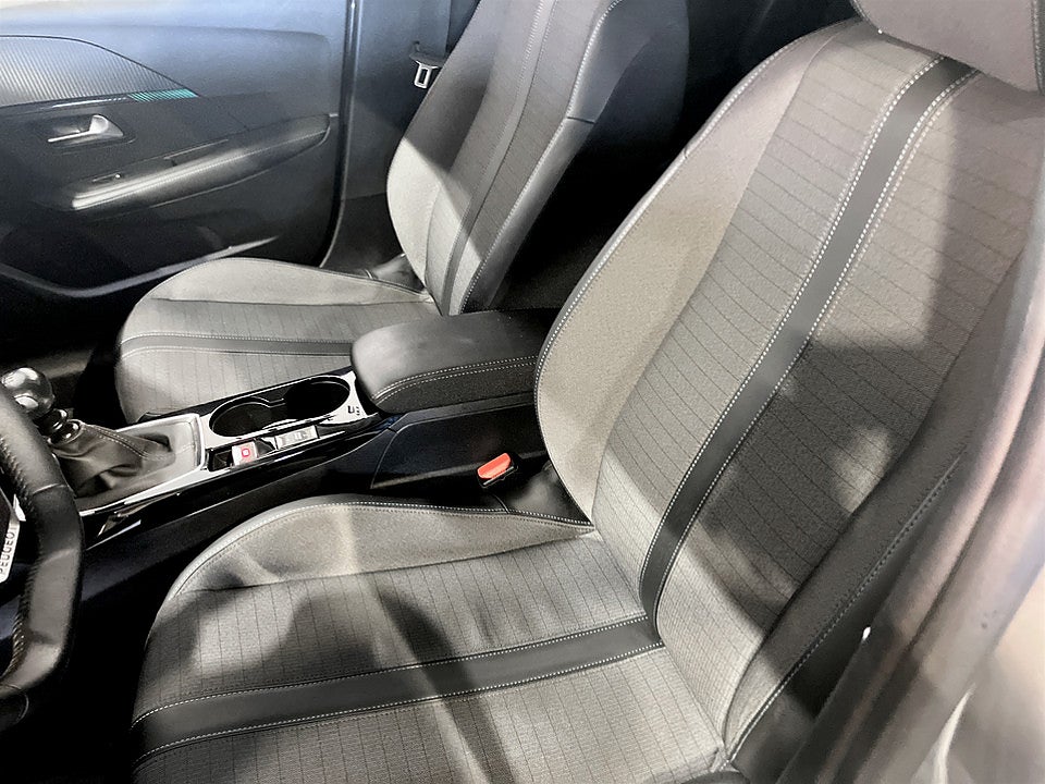 Bild på Peugeot 208 Allure Pack 1.2 PT 100hk CARPLAY BACKKSENSORER