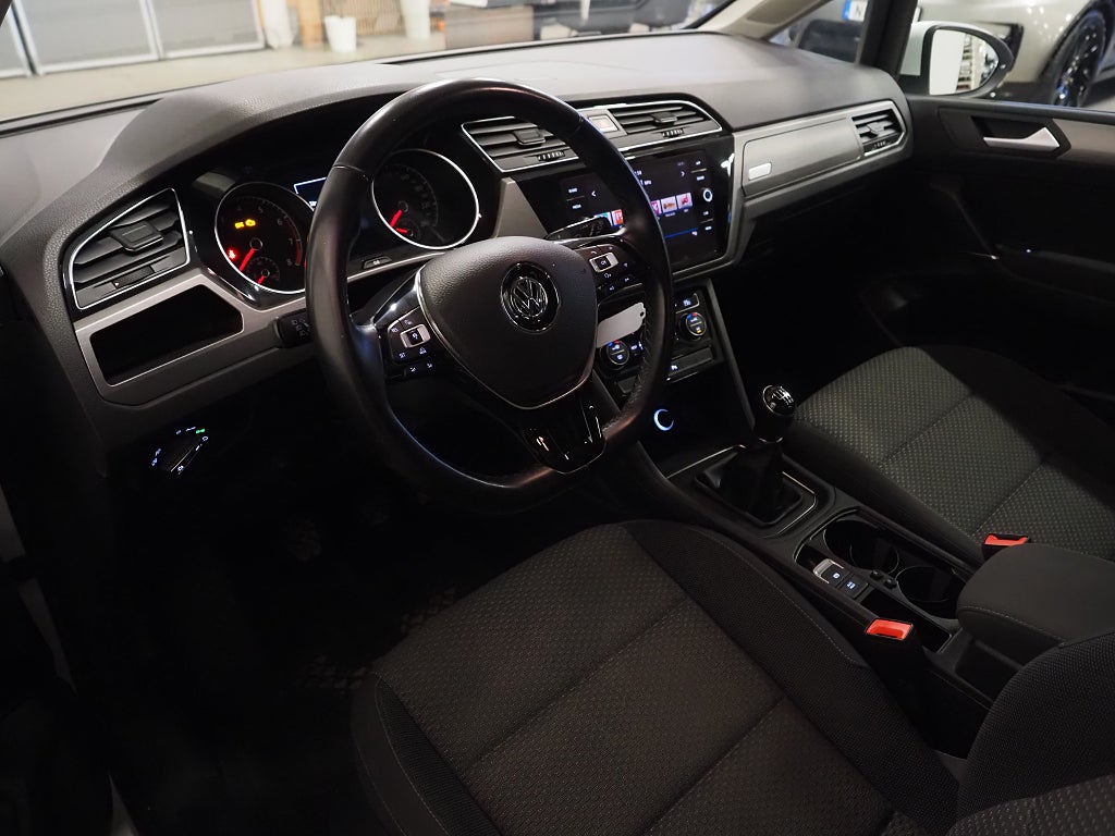 Volkswagen Touran 7-sits 1.2 TSI 110hk Kamera Drag Carplay 2018