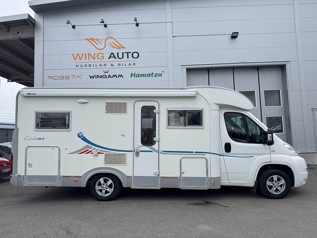 Adria Coral S 650 SP 3.0 158HK Fransk bädd! 5 bältade platser Luftig l