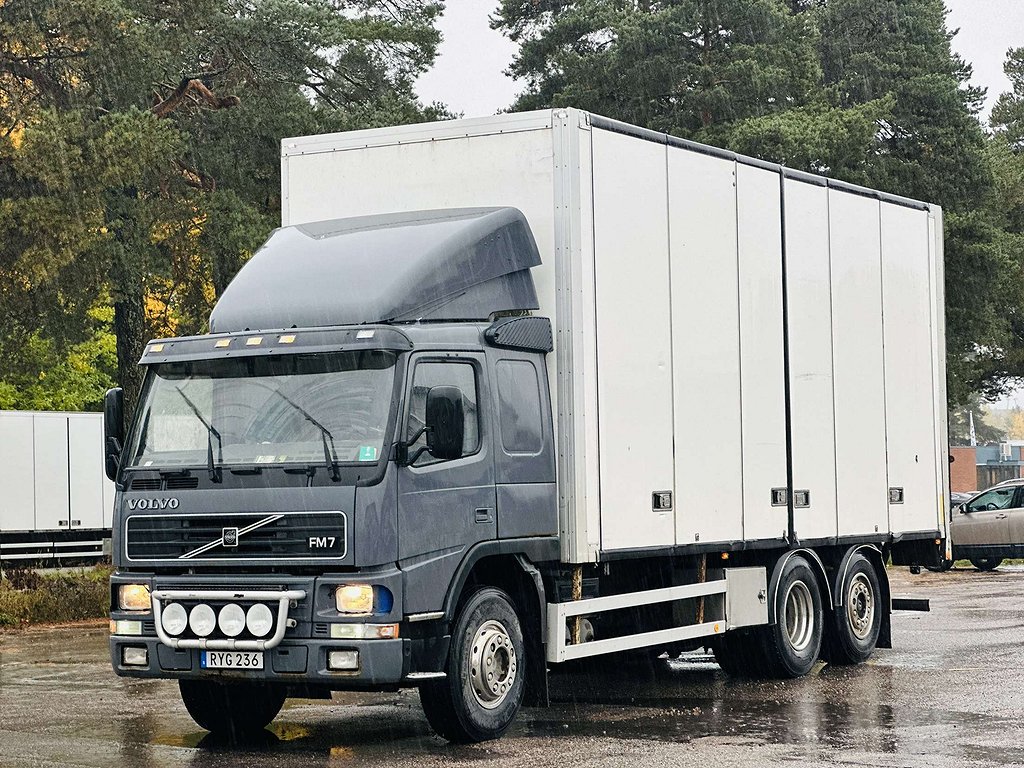 Volvo FM7 6×2 BAKGAVELYFT LASBIL  