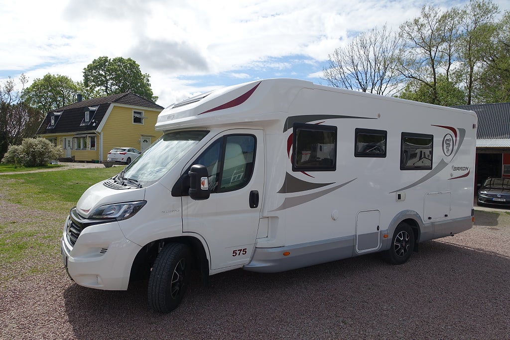 Elnagh Baron 575 Låga långbäddar/Taksäng