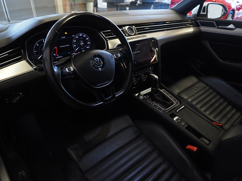 Volkswagen Passat SC 2.0 TDI 4Motion R-Line Cockpit Läder D-Värm Drag Nav