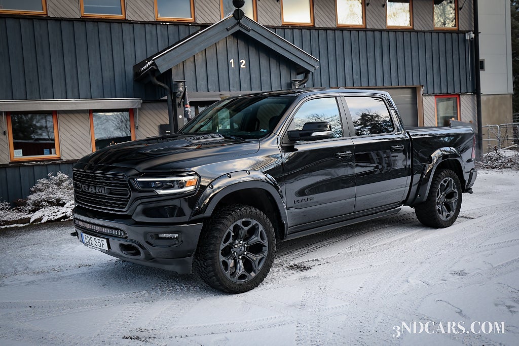 RAM 1500 Crew Cab 5.7 V8 HEMI LIMITED LUFTFJÄDRING SKÄRMBREDDARE MOMS MM
