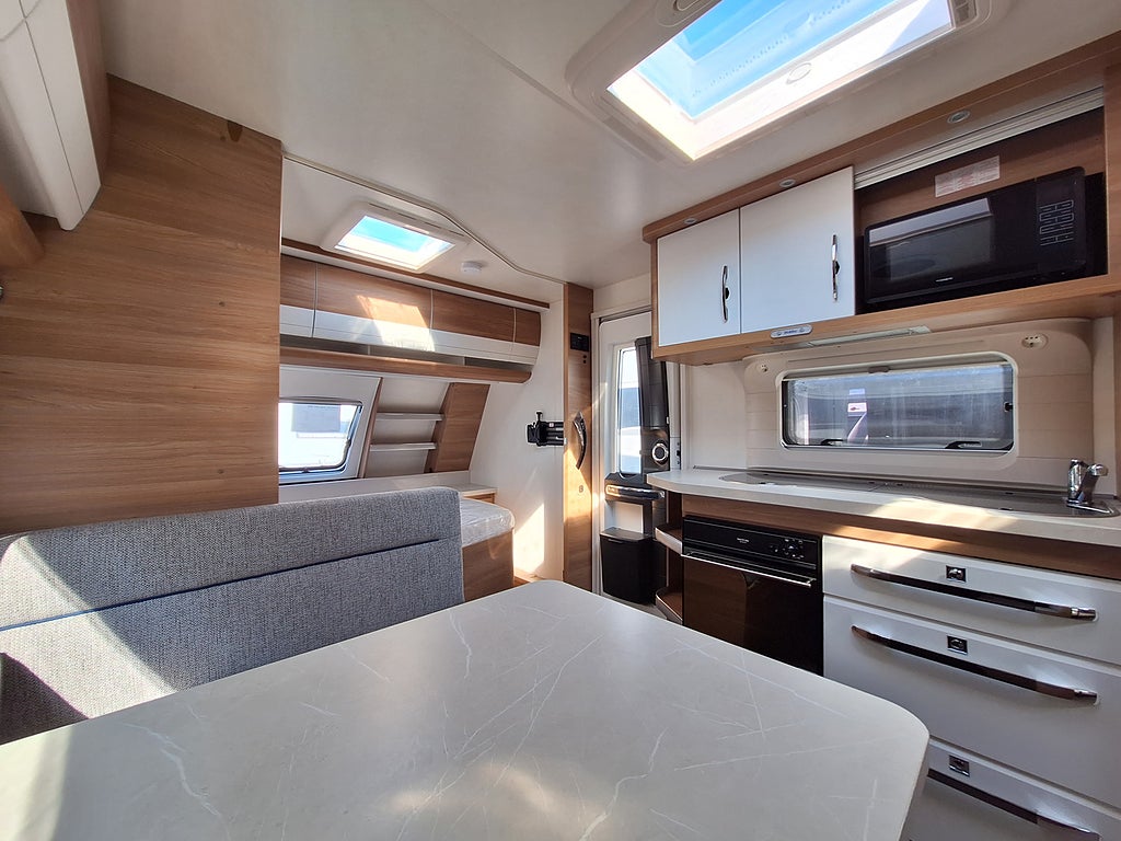 Hobby De Luxe 545 KMF Barnkammare: 3 Bäddar, Dusch, Kampanjprodukt!