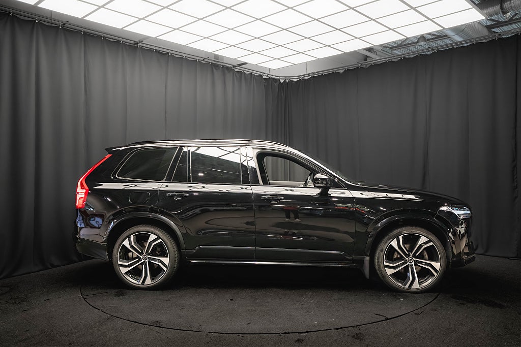 Volvo XC90 B5 AWD R-Design PRO 7-sits B&W PANO LUFT 22'' DRAG MOMS