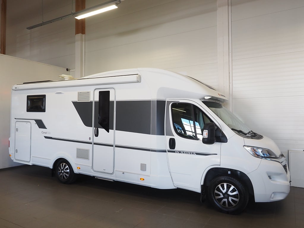 Adria Coral 670 DL Axess Långbädd | Face to face | Solcell | 2021