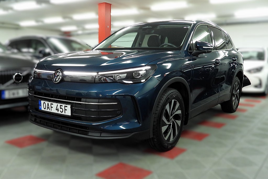 Volkswagen Tiguan eHybrid 1.5 TSI Life SoV Hjul 120km Räckvidd Värmare