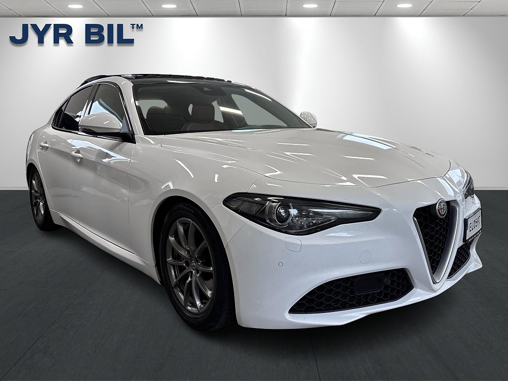 Alfa Romeo Giulia 2.0 Turbo 16V Super 200hk / H&K / Kamera / Skinn / Pano