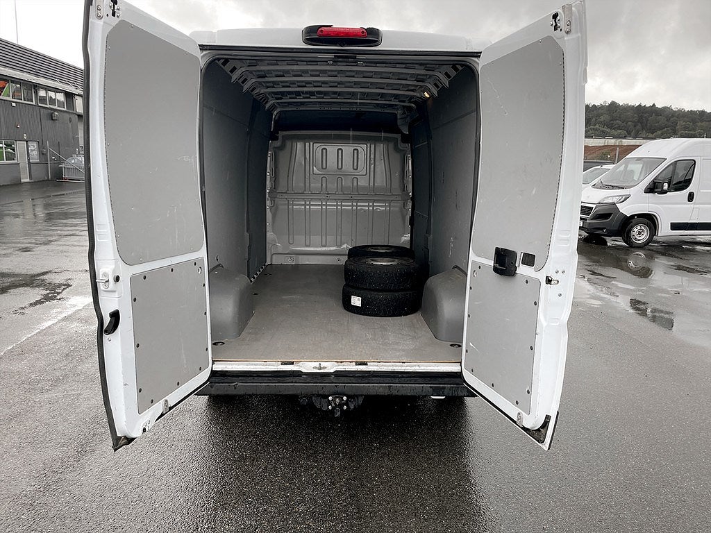 Bild på Peugeot Boxer PRO+ 335 2.2 BHDi 145hk L3H2 - DRAG, B-KAMERA