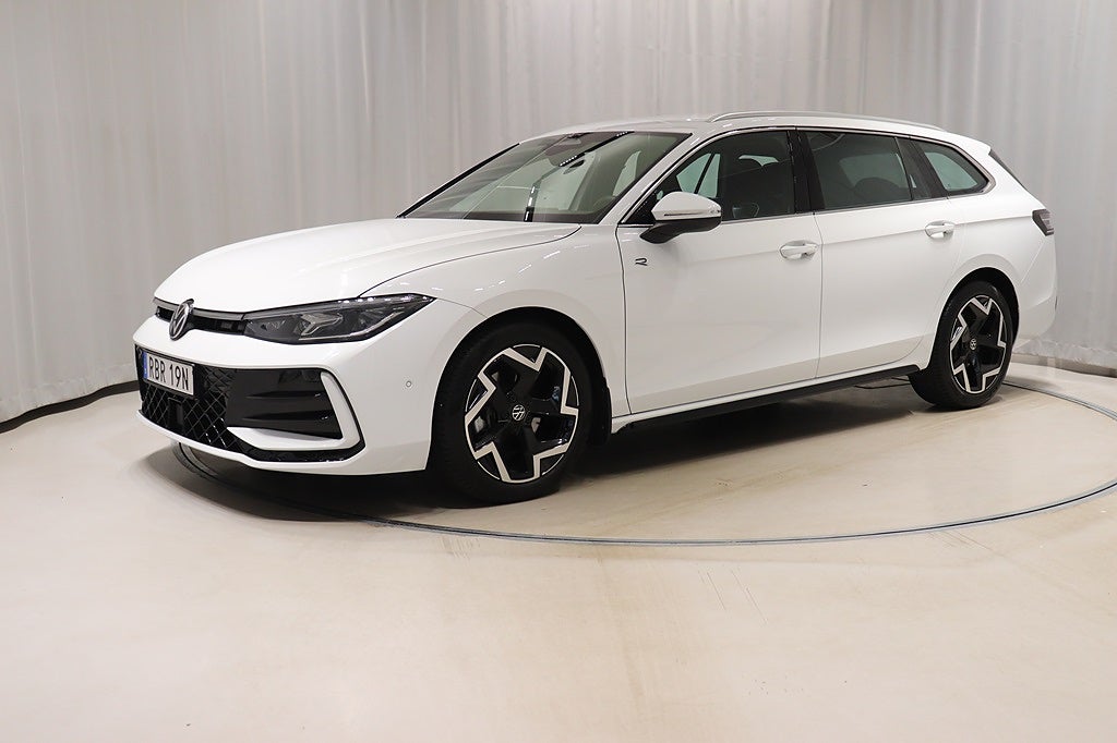 Volkswagen Passat R-Line 1.5 eTSI 150hk Kamera Drag Värmare Nav 2025