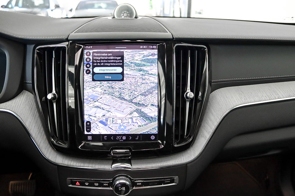 Volvo XC60 Recharge T8 AWD Ultra Dark B&W Pano Drag MOMS