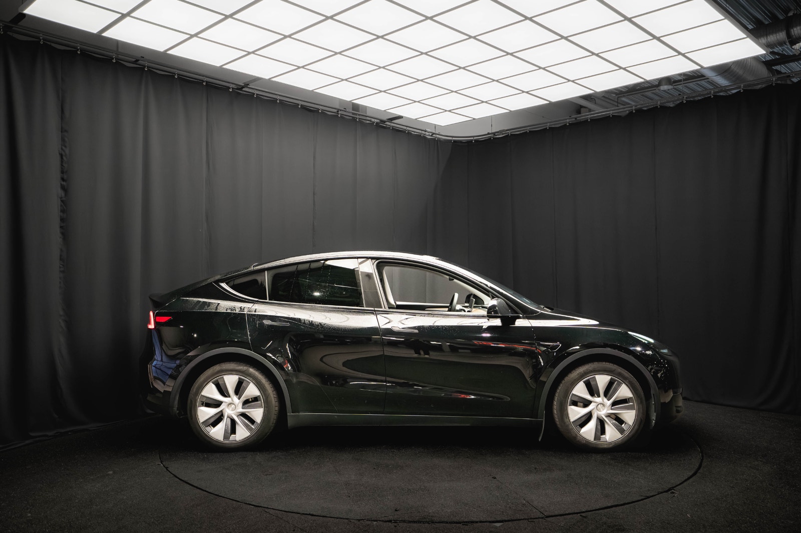 Tesla Model Y Long Range AWD DRAG PANO KAMERA 94.2%SoH 1-ÄGARE MOMS 2024 - miniatyr 6