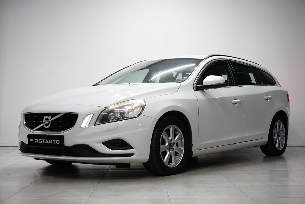 Volvo V60 D2 R-Design Skinn / P sensor/ Drag / Kamrem Bytt