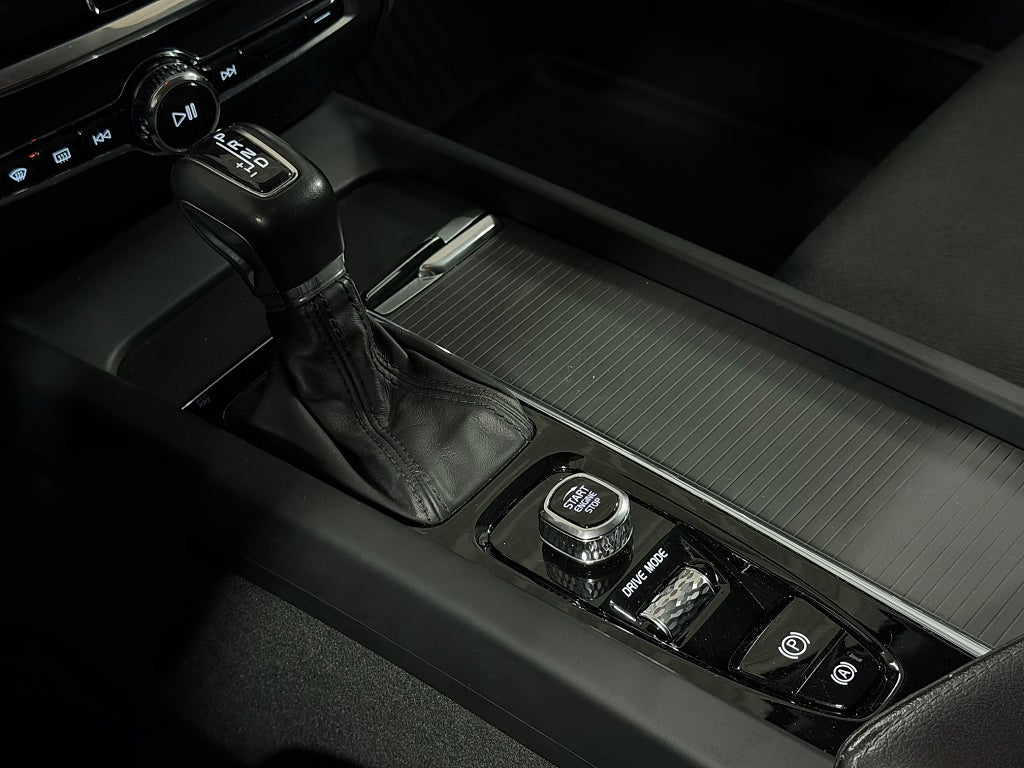 Volvo V60 D4 AWD Aut DRAG Värmare Navi VoC Sensorer el-baklucka bild 19