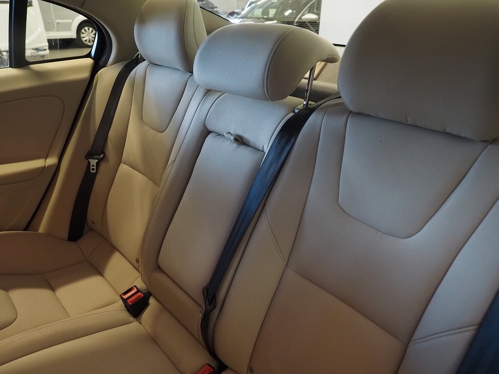Volvo S60 T3 Kinetic 150hk | Låga mil | 2012