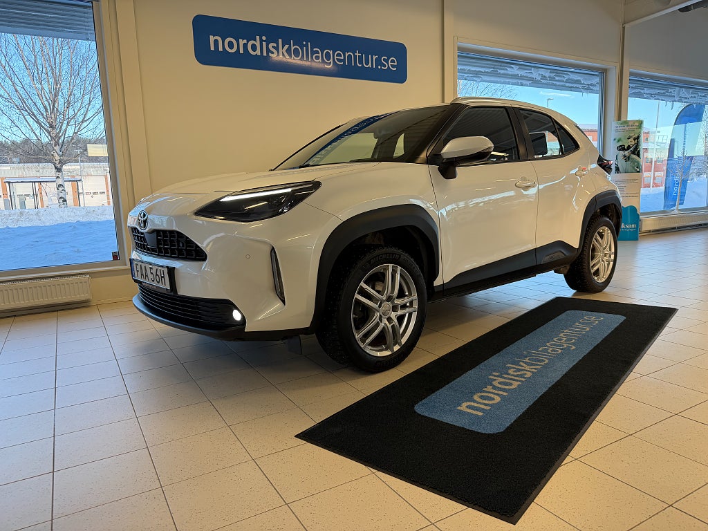 Toyota Yaris Cross Hybrid AWD-i e-CVT Aut 4x4 Active PLUS *S/V-dubb *Moms*