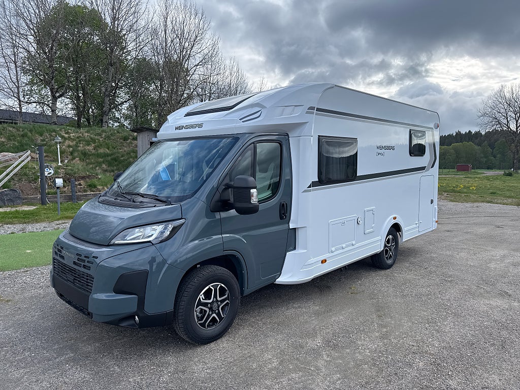 Weinsberg CaraSuite 650 MEG 140 Aut 8-steg Långbädd Edition Spicy Taksäng 