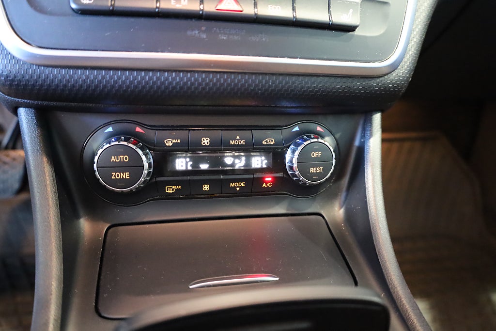 Mercedes-Benz A 180 7G-DCT Urban Kamera Blåtand Bi-Xenon 2015
