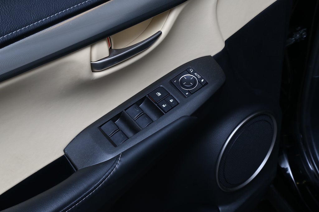 Lexus NX 300h AWD E-CVT Business Line 197hk Skinn Dragkrok 2015