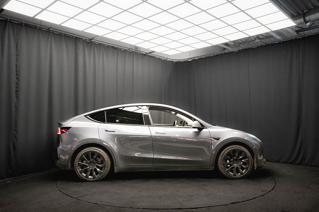 Tesla Model Y Long Range AWD 20'' PANO METALLICLACK 90%SoH LÄDER MOMS
