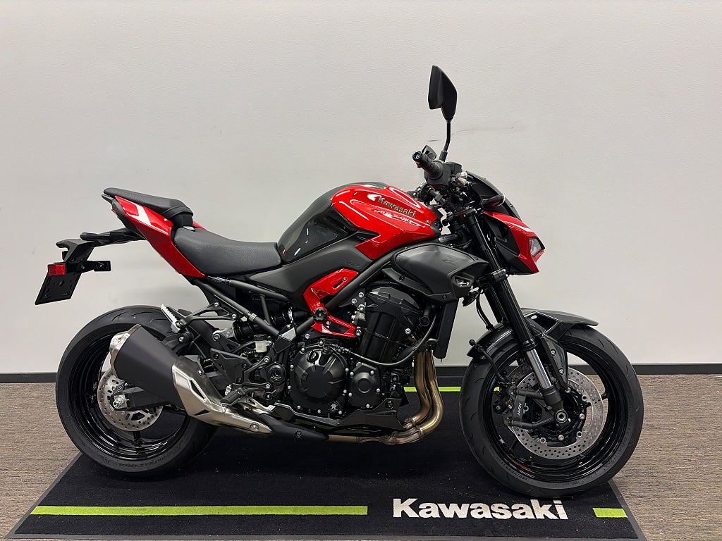Kawasaki Z900  Candy Persimmon Red / Metallic Carbon Gray 