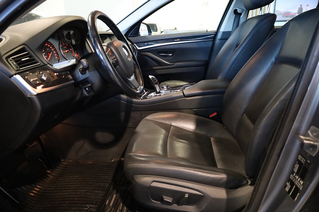 BMW 520d Touring AUT Drag Läder PDC Connected Blåtand Rattvärme