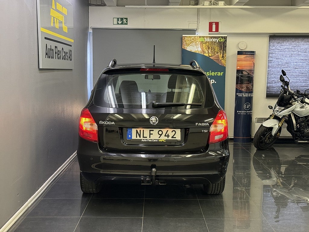 Skoda Fabia Kombi 1.2 TSI Elegance | Nybesiktad | P-sensor | Drag