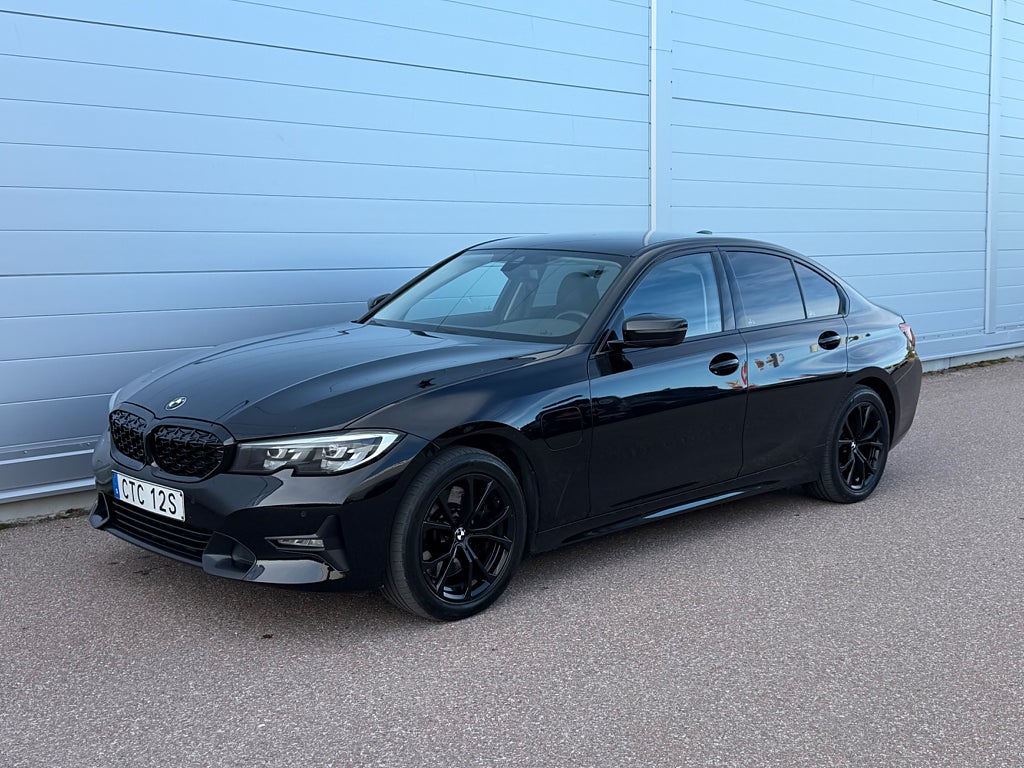 BMW 330e Sedan | Sport line | Värmare | Drag | Black