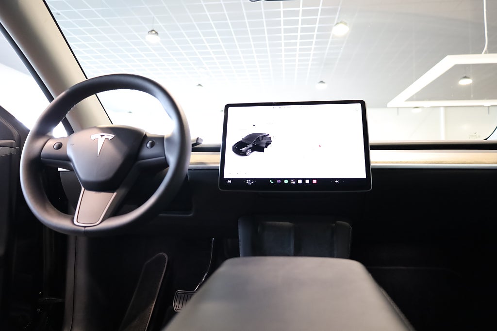 Tesla Model Y Standard Range RWD Navi Kamera Leasbar Drag Pano 2023