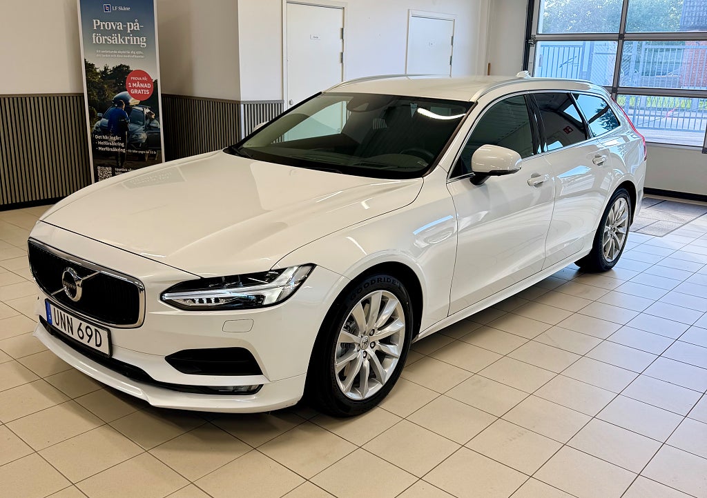 Volvo V90 T4  Momentum / Skinn / GPS / Drag / 360 kamera