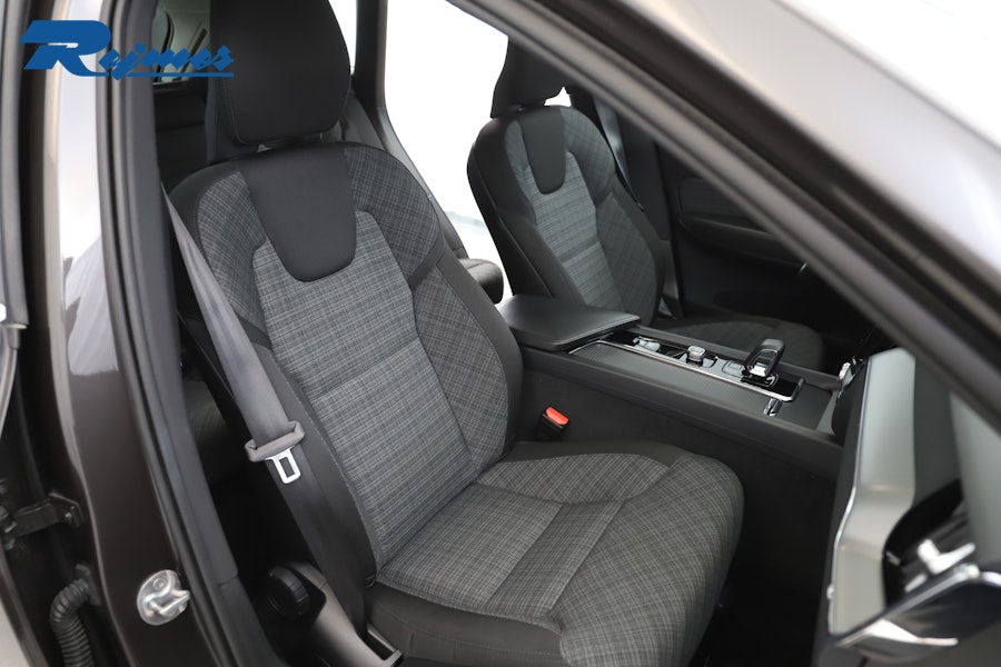 Volvo XC60 2023, photo 7/56