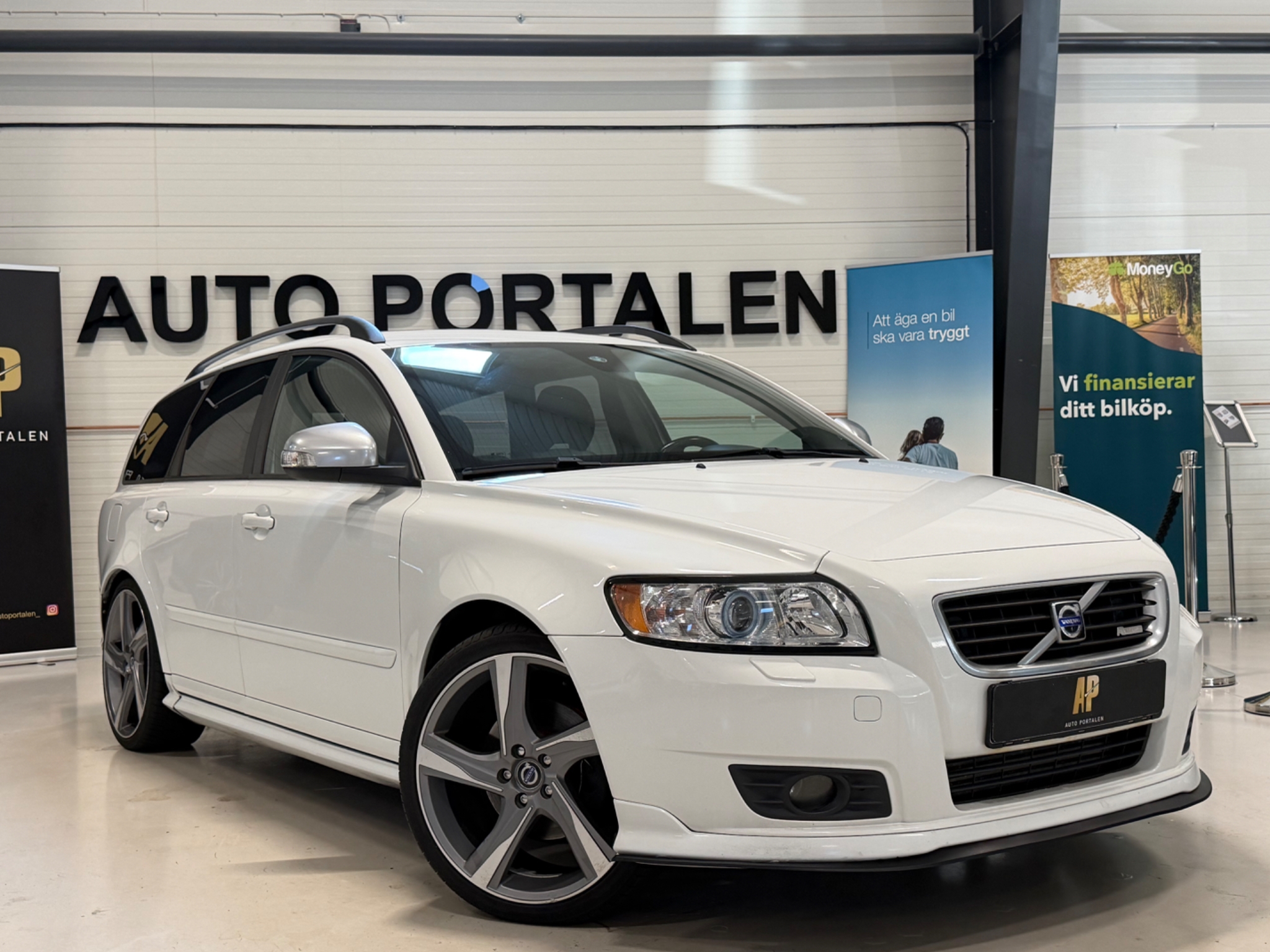 Volvo V50 2.0 D Momentum, R-Design 2010, photo 3/47