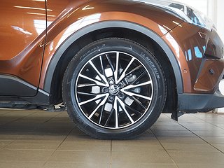 SUV Toyota C-HR 8 av 24