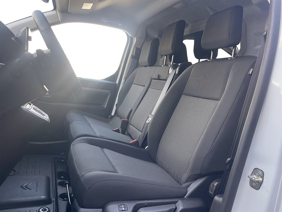 Bild på Citroën e-Jumpy Business 136hk L2 - DEMO