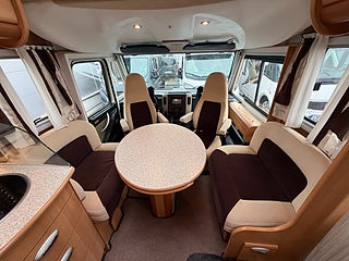 Husbil-integrerad Le Voyageur LX850 Mercedes (184HK AUT) Queensbed! ALDE! Hydrauliska stödben! 15 av 23