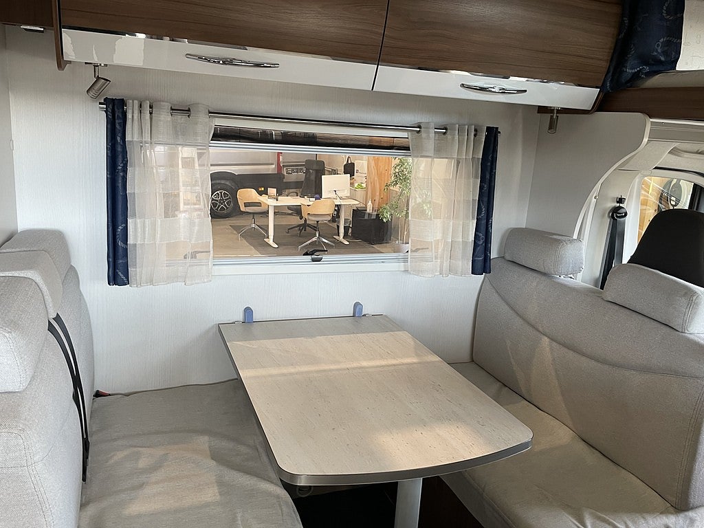 Pilote C 700 S /B-körkort/6-bältad/6-sovplatser - Pilote