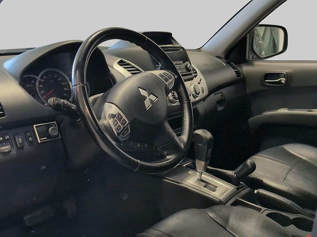 Mitsubishi L200 Dubbelhytt 2.5 4x4 178 hk kåpa Vhjul