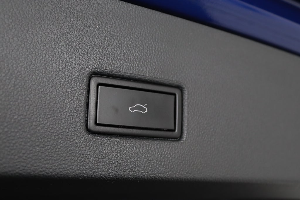 Volkswagen T-Roc R 2.0 TSI Akrapovic 4M Cockpit Beats Drag