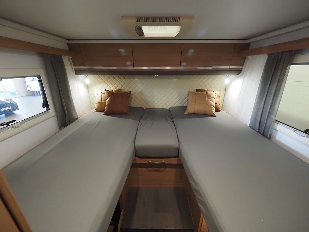 Adria Coral 670 DL Axess Långbädd | Face to face | Solcell | 2021