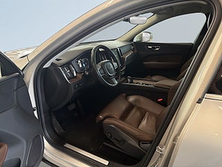Volvo XC60 B4 AWD Momentum Advanced S&V-hjul Värmare Drag Kamera – bild 7