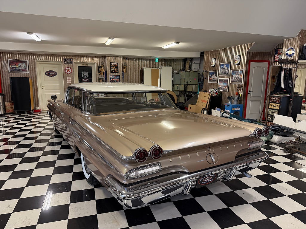 Pontiac Bonneville Vista 4d HT -60