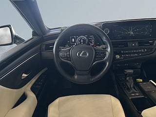 Lexus ES 300h 2.5 E-CVT Limited Edition S&V-hjul/Taklucka/Kamera – bild 9