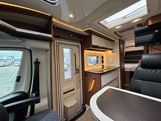Husbil-halvintegrerad LMC Cruiser Premium T701 AUT 4 av 17