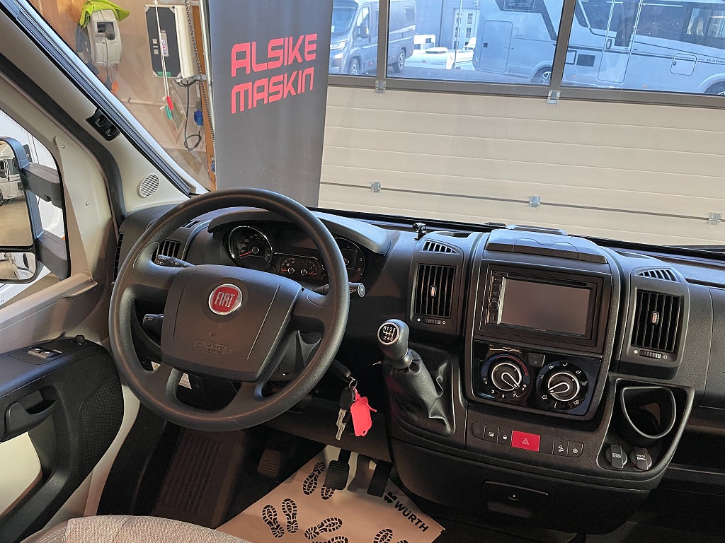 Adria Coral XL 670 SP Plus / El-patron / 5 bältad / Solcell / Dragkrok - Adria